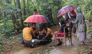 Tetap berikan pelayanan meski dibawah derasnya hujan.