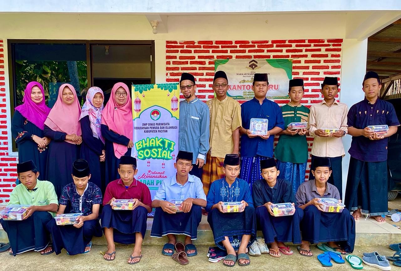 Dharmawanita Dinas Pariwisata Pacitan gelar baksos.