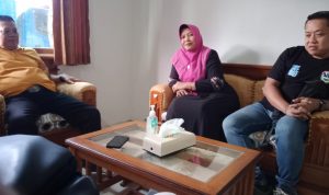 Kru Dinsos Pacitan, saat memberikan klarifikasi. (F. Yuniardi S).