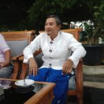 Bupati Aji saat ngobrol dengan insan media. (F.Yuniar).