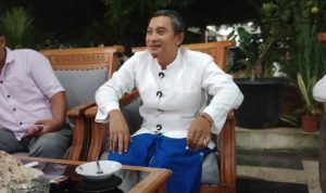 Bupati Aji saat ngobrol dengan insan media. (F.Yuniar).