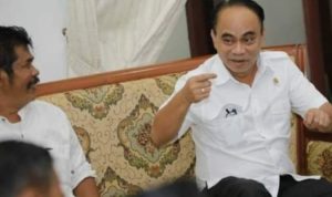 Ketua ProJo Pacitan, John Vera saat bersama Menkominfo Budi Hari di pendopo Pemkab Pacitan. (doc).