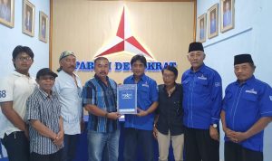 Tim Ronny Wahyono saat mengambil formulir pendaftaran bacabup di DPC Demokrat Pacitan.