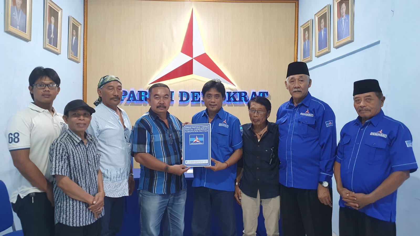 Tim Ronny Wahyono saat mengambil formulir pendaftaran bacabup di DPC Demokrat Pacitan.