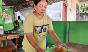 Pelaku usaha kuliner, Sri berharap dangdut KPU tetap digelar di Alun-alun Pacitan. (F. Yuniar).