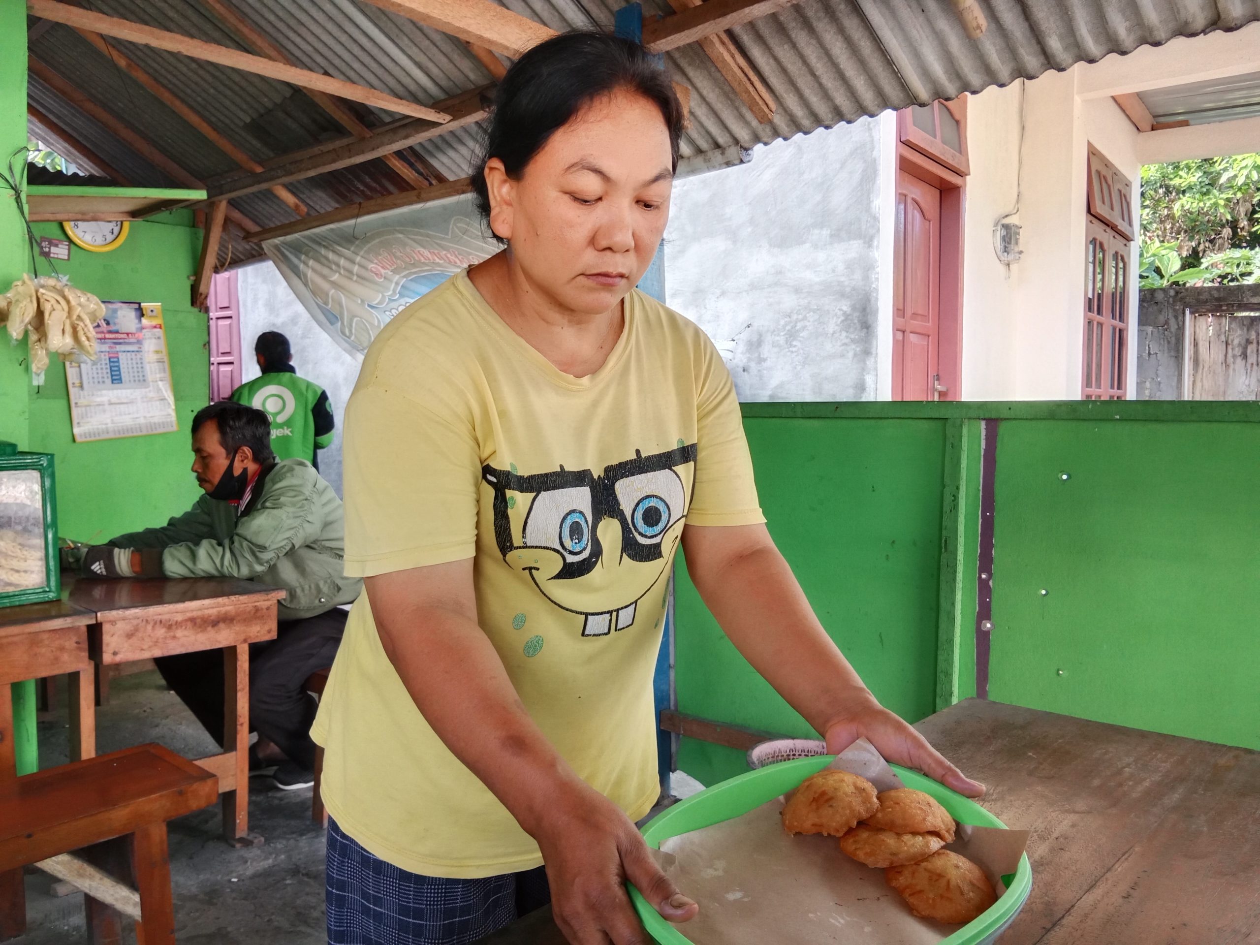 Pelaku usaha kuliner, Sri berharap dangdut KPU tetap digelar di Alun-alun Pacitan. (F. Yuniar).