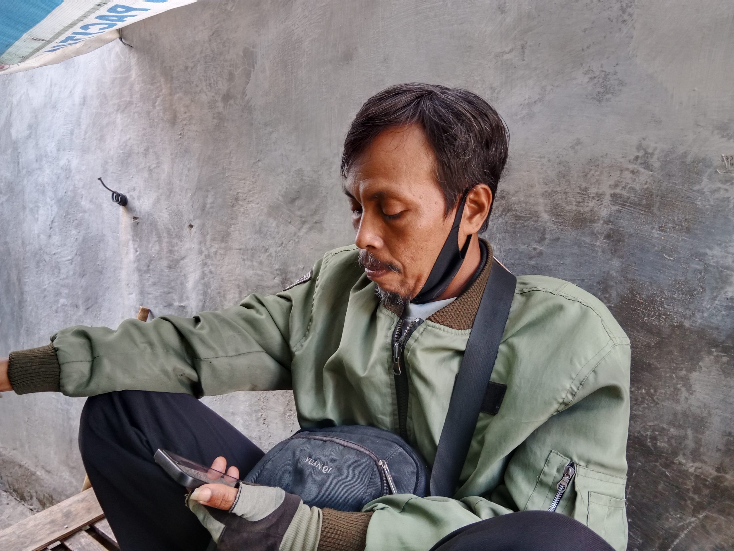 Salah seorang loper koran di Pacitan, Bagus. (F. Yuniar).