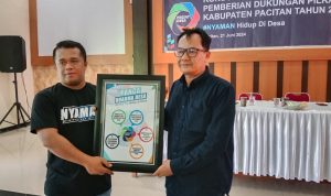 Korkab pegiat desa Septian Dwi Cahyo saat menyerahkan Panca Dharma Desa kepada Rakhman Wijayanto. (F. Yuniar).