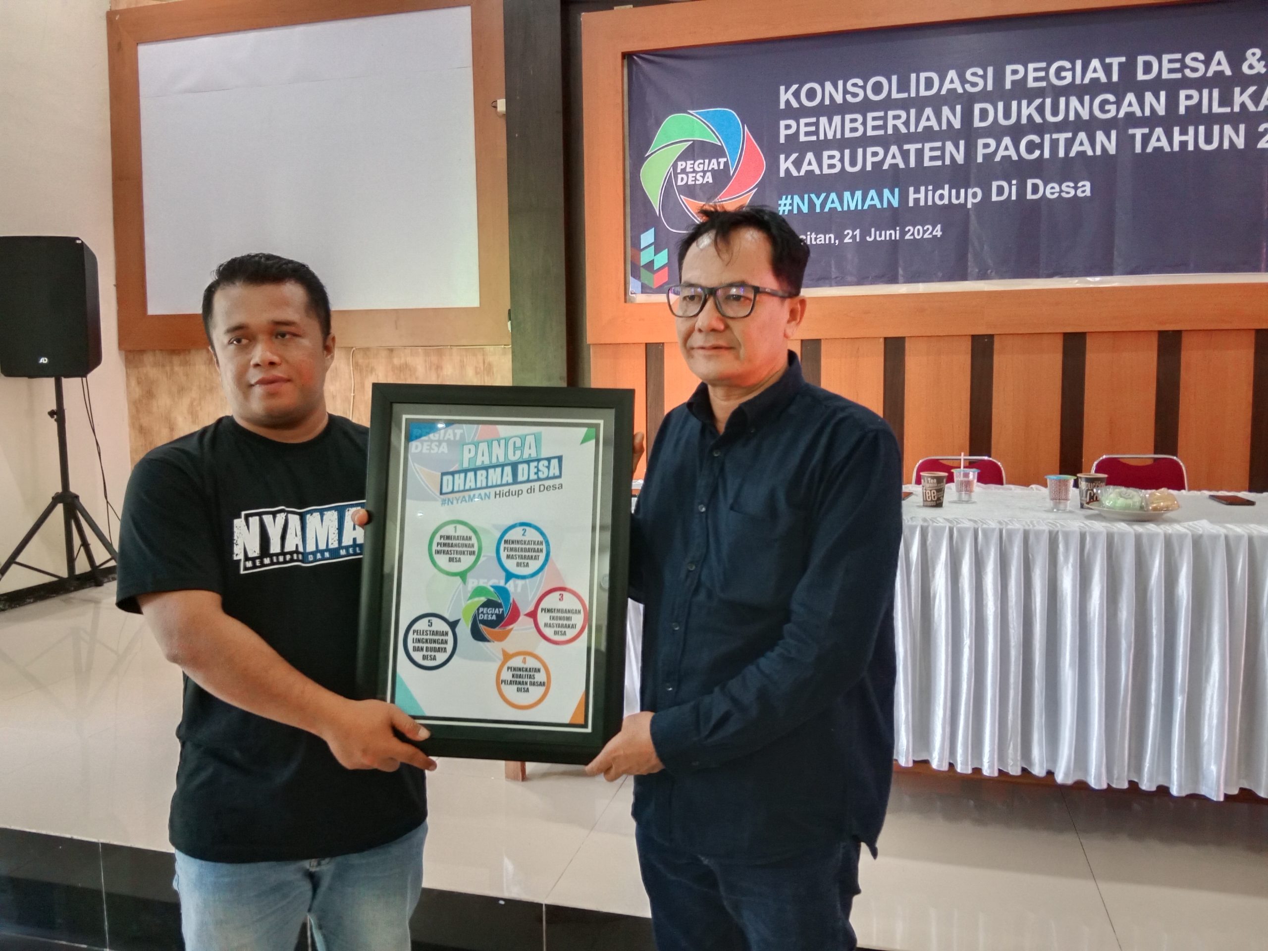 Korkab pegiat desa Septian Dwi Cahyo saat menyerahkan Panca Dharma Desa kepada Rakhman Wijayanto. (F. Yuniar).
