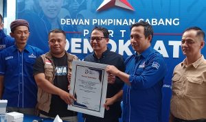 Pegiat Desa saat sampaikan piagam dukungan kepada Sekretaris DPC Demokrat ASB.