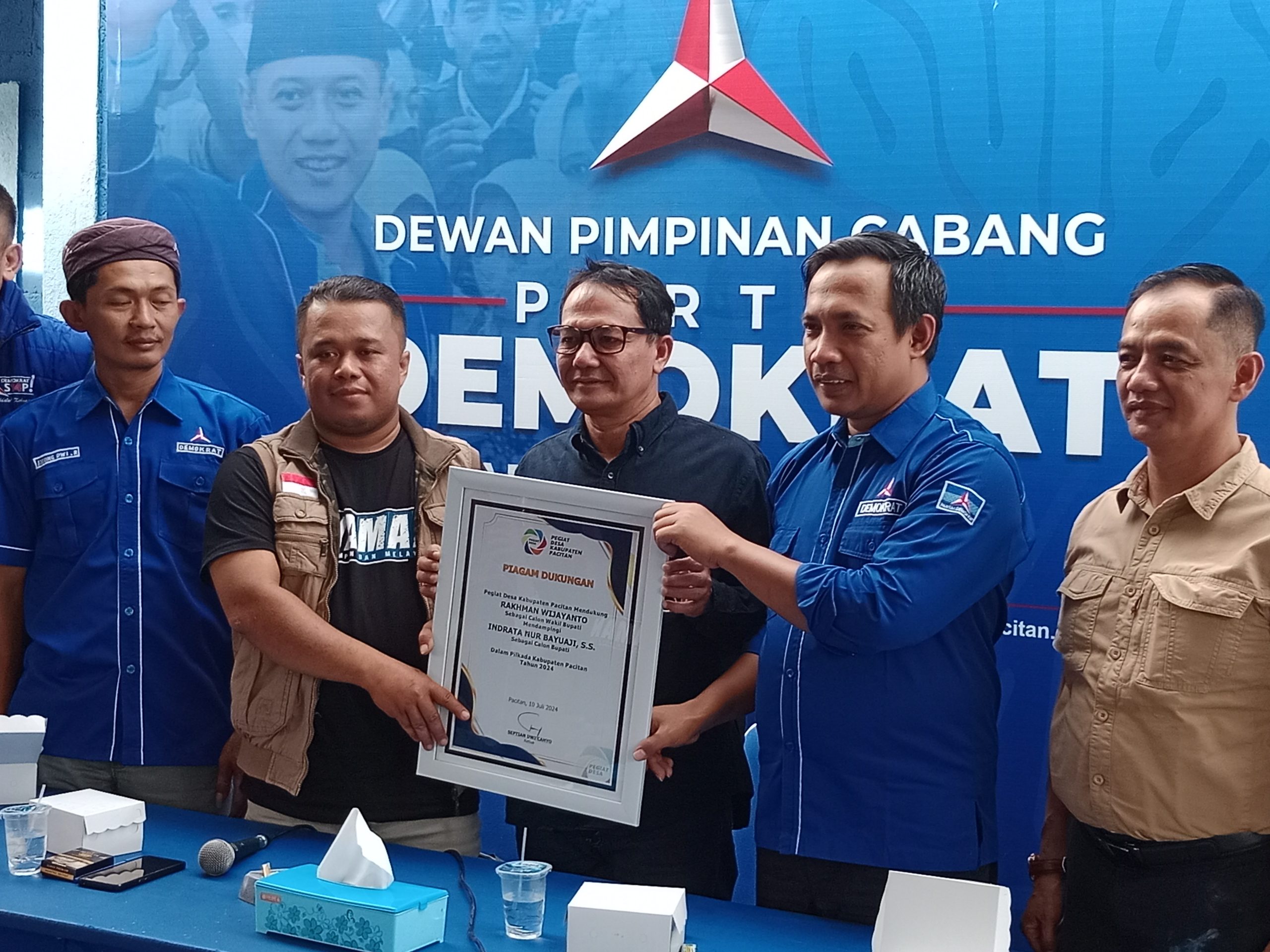 Pegiat Desa saat sampaikan piagam dukungan kepada Sekretaris DPC Demokrat ASB.