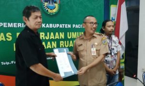 Kadis PUPR Pacitan Suparlan saat menerima kunjungan Ketua FPPa Sutikno.