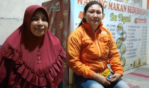 Bu Teguh (kiri) dan Nanik Wahyuni.