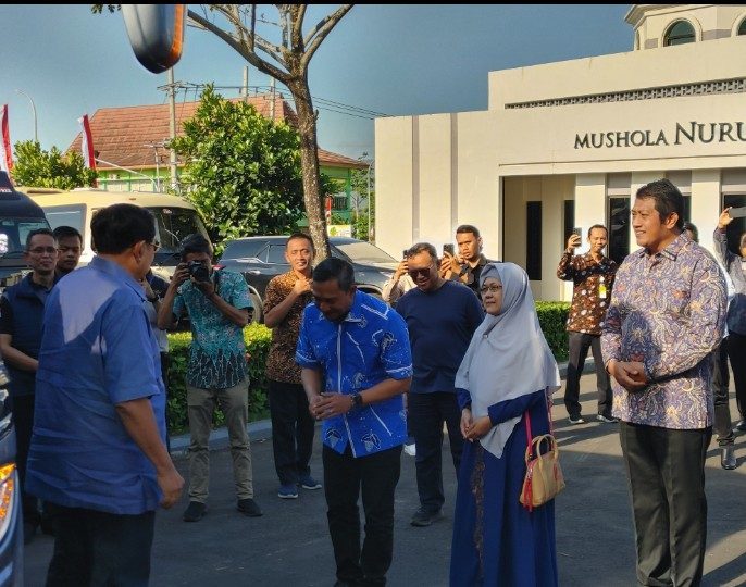 Bupati Aji dan Wabup Gagarin sambut kedatangan SBY di Pacitan.