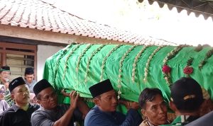 Bupati Aji saat memikul peti jenazah ibundanya, almarhumah Hj Endang Widowati. (F. Yuyun Abdhi).