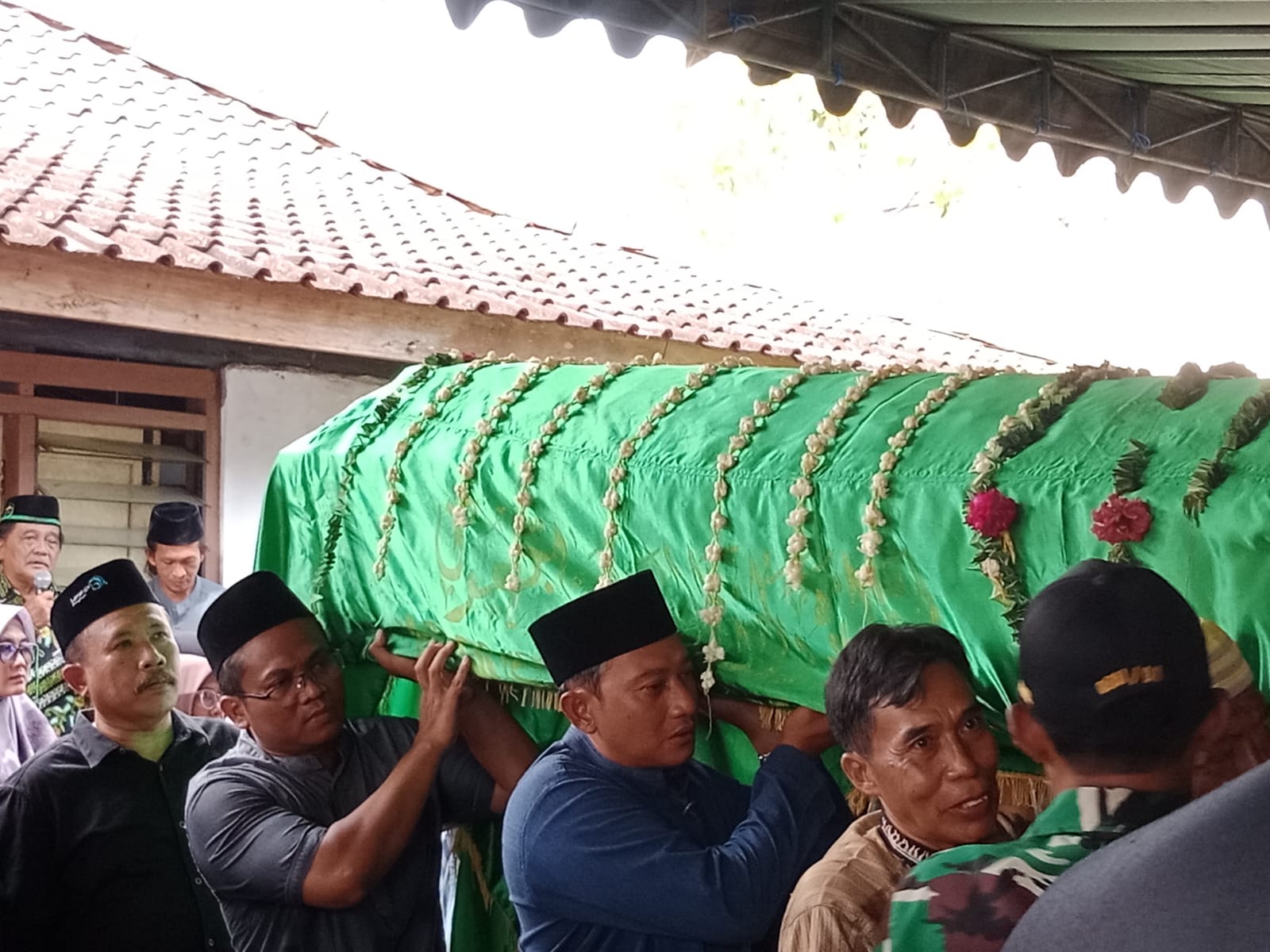 Bupati Aji saat memikul peti jenazah ibundanya, almarhumah Hj Endang Widowati. (F. Yuyun Abdhi).