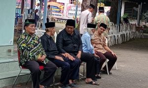 Wabup Gagarin nampak mendampingi mantan Wabup Soedjono, ayahanda dari Bupati Aji saat melayat almarhumah Hj Endang Widowati.