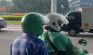 Mas Aji, datang ke Monas naik ojek online.