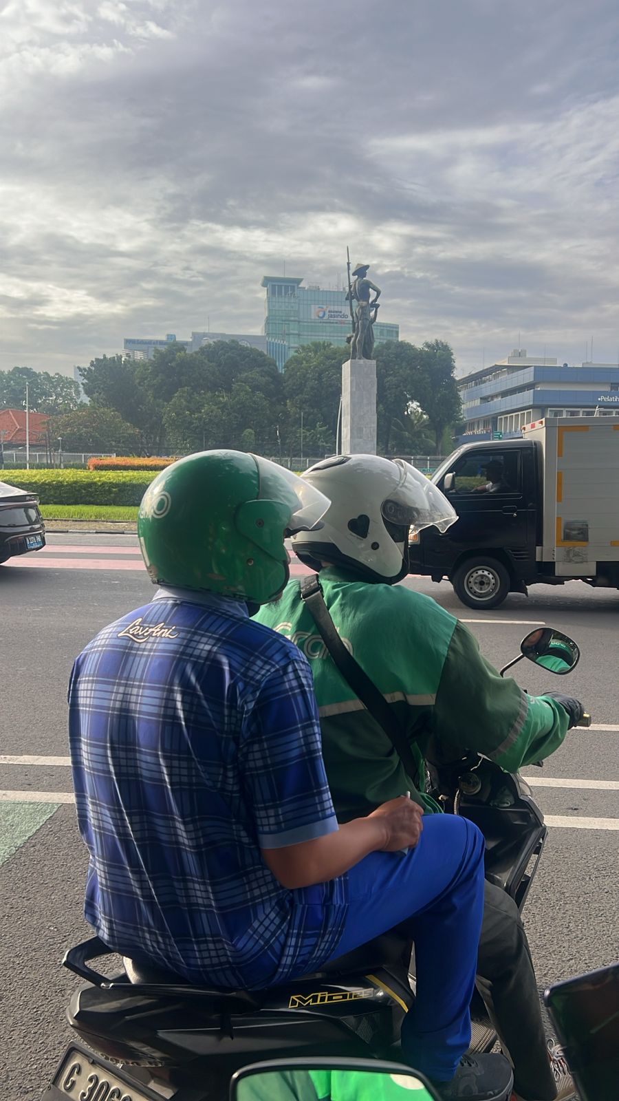 Mas Aji, datang ke Monas naik ojek online.