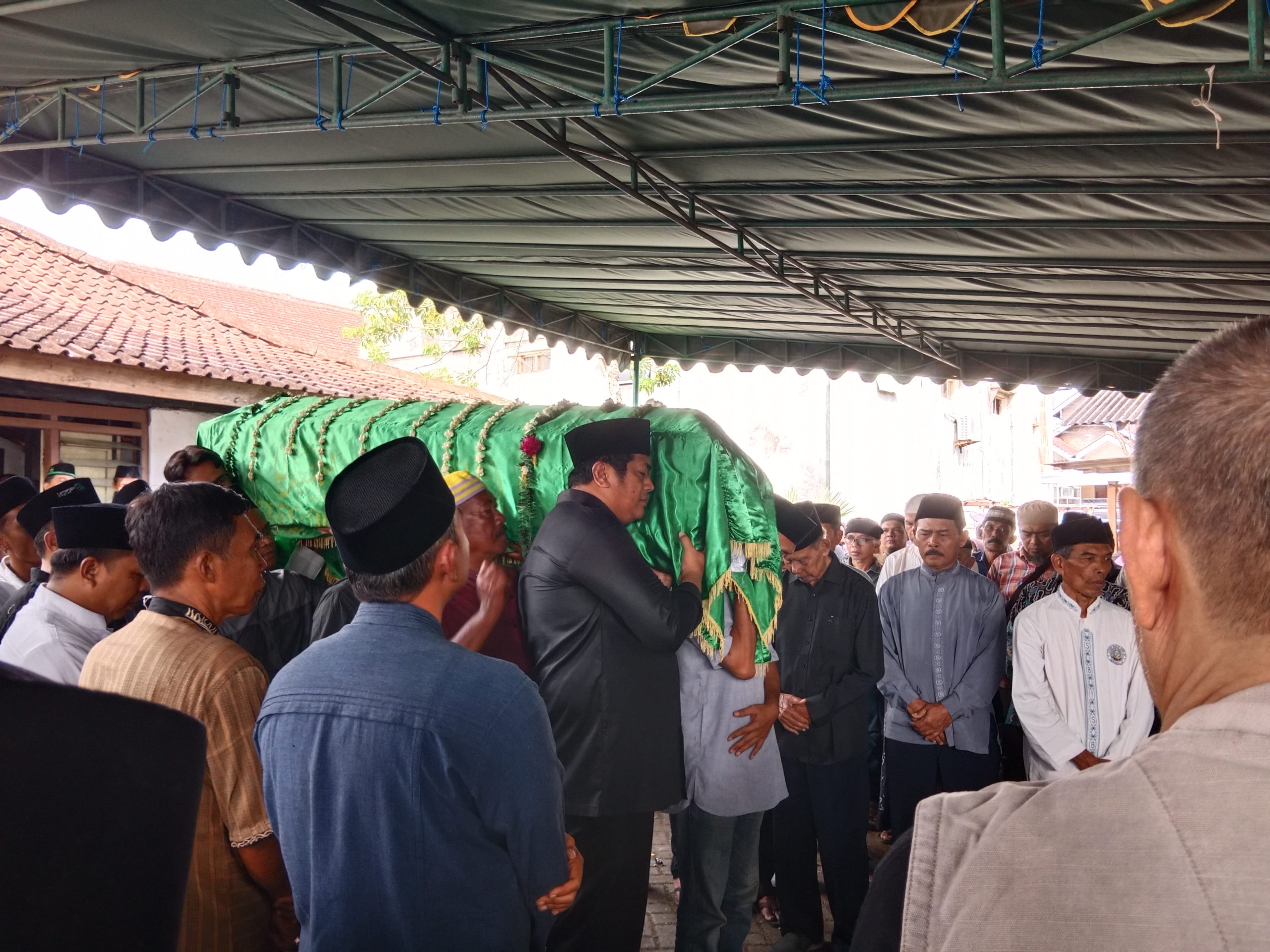 Wabup Gagarin saat melayat almarhumah Hj Endang Widowati, ibu kandung Bupati Aji. (F. Yuyun Abdhi). 