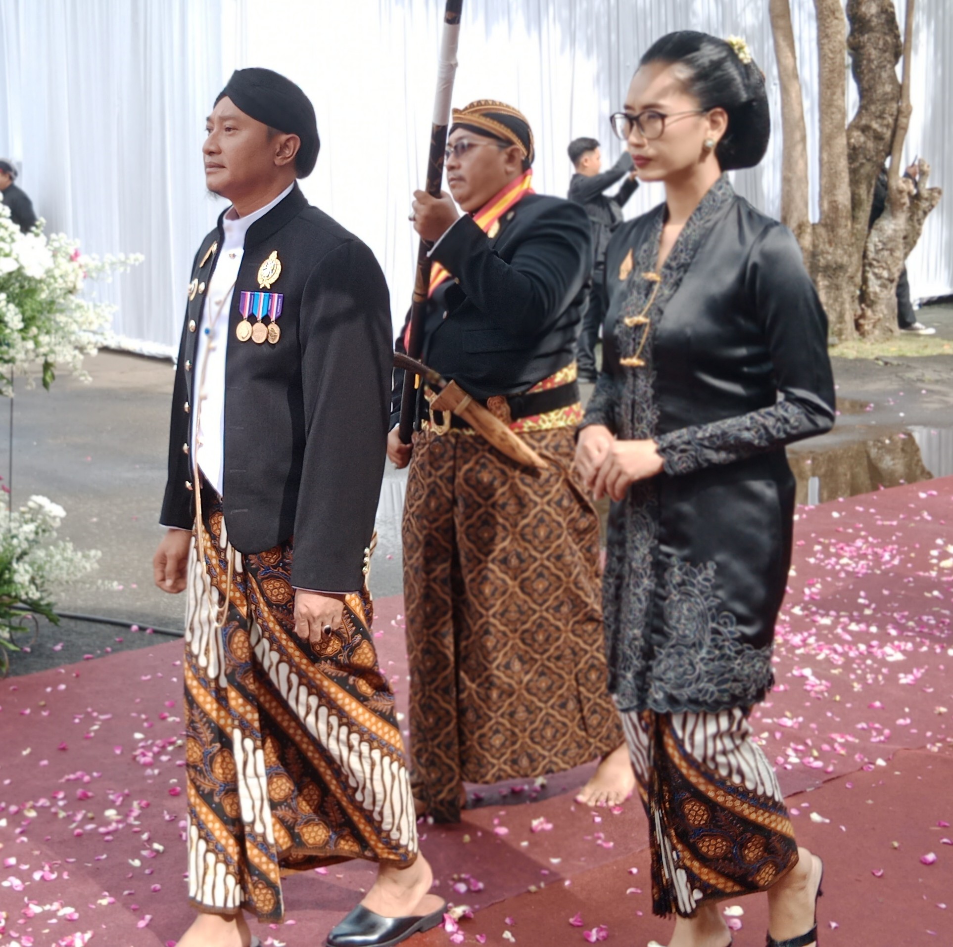 Bupati Pacitan, Kanjeng Raden Tumenggung Indrata Nur Bayuaji Reksonagoro beserta istri saat kirab hari jadi Pacitan ke 280.