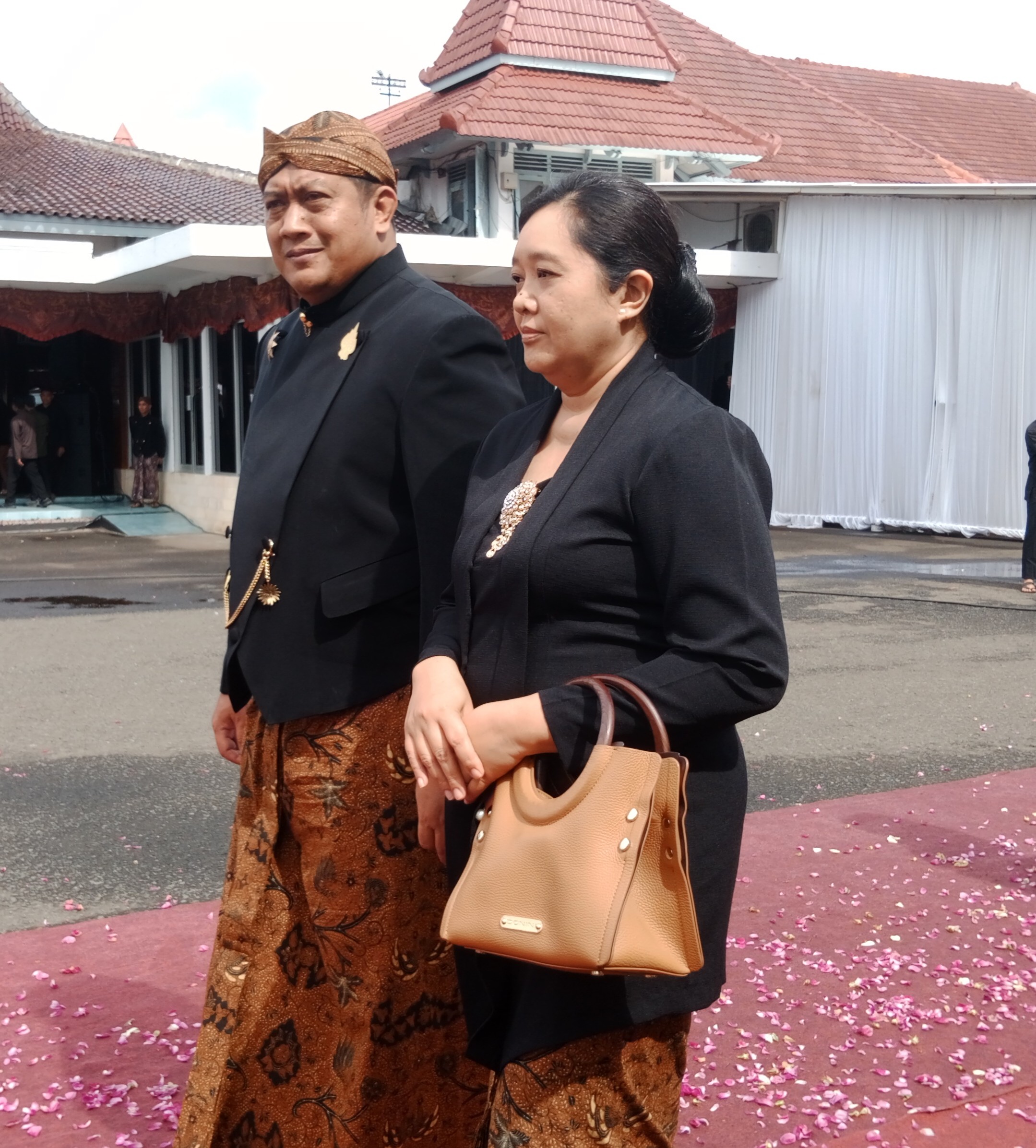 Wabup Gagarin berseta istri saat kirab prosesi hari jadi Pacitan ke-280. 