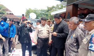 Wabup Gagarin dan Sekkab Heru saat menemui para mahasiswa yang tengah menggelar aksi demo.