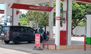 Pembelian pertalite jerigenan di salah satu SPBU di Pacitan.