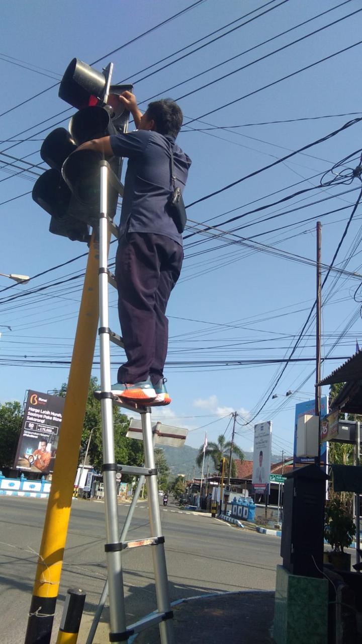 Teknis Dishub Pacitan saat melakukan perawatan APILL di perempat Al-Hijah.