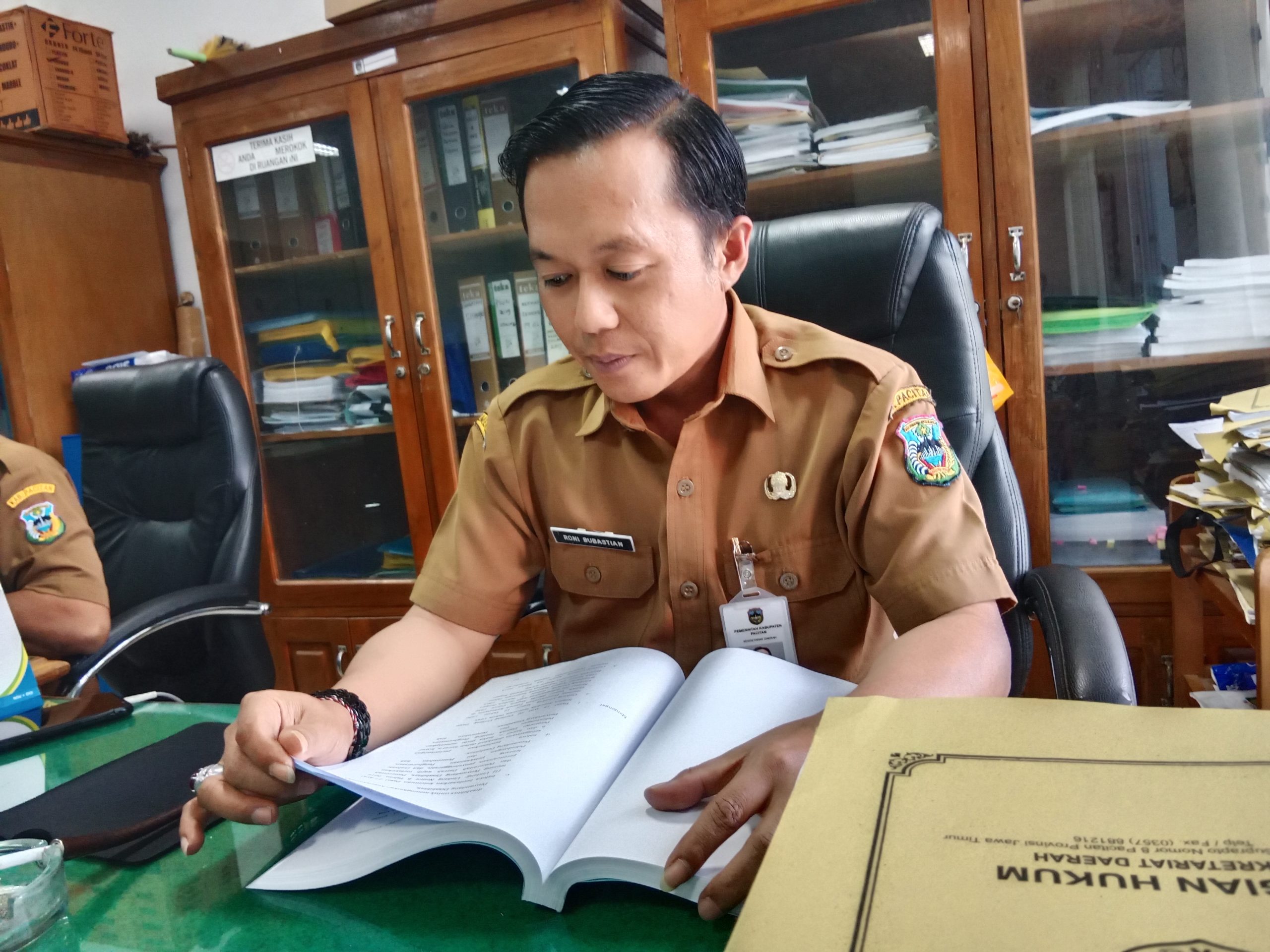 Perancang Peraturan Perundang-undangan Ahli Muda, Bagian Hukum, Setkab Pacitan, Roni Subastian. (F. Yuniar).