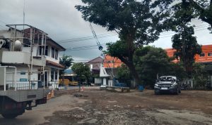 Kondisi jalan di pintu keluar Gedung Dishub Pacitan yang rusak parah namun belum ada upaya perbaikan. (F.Yuyun Abdhi).