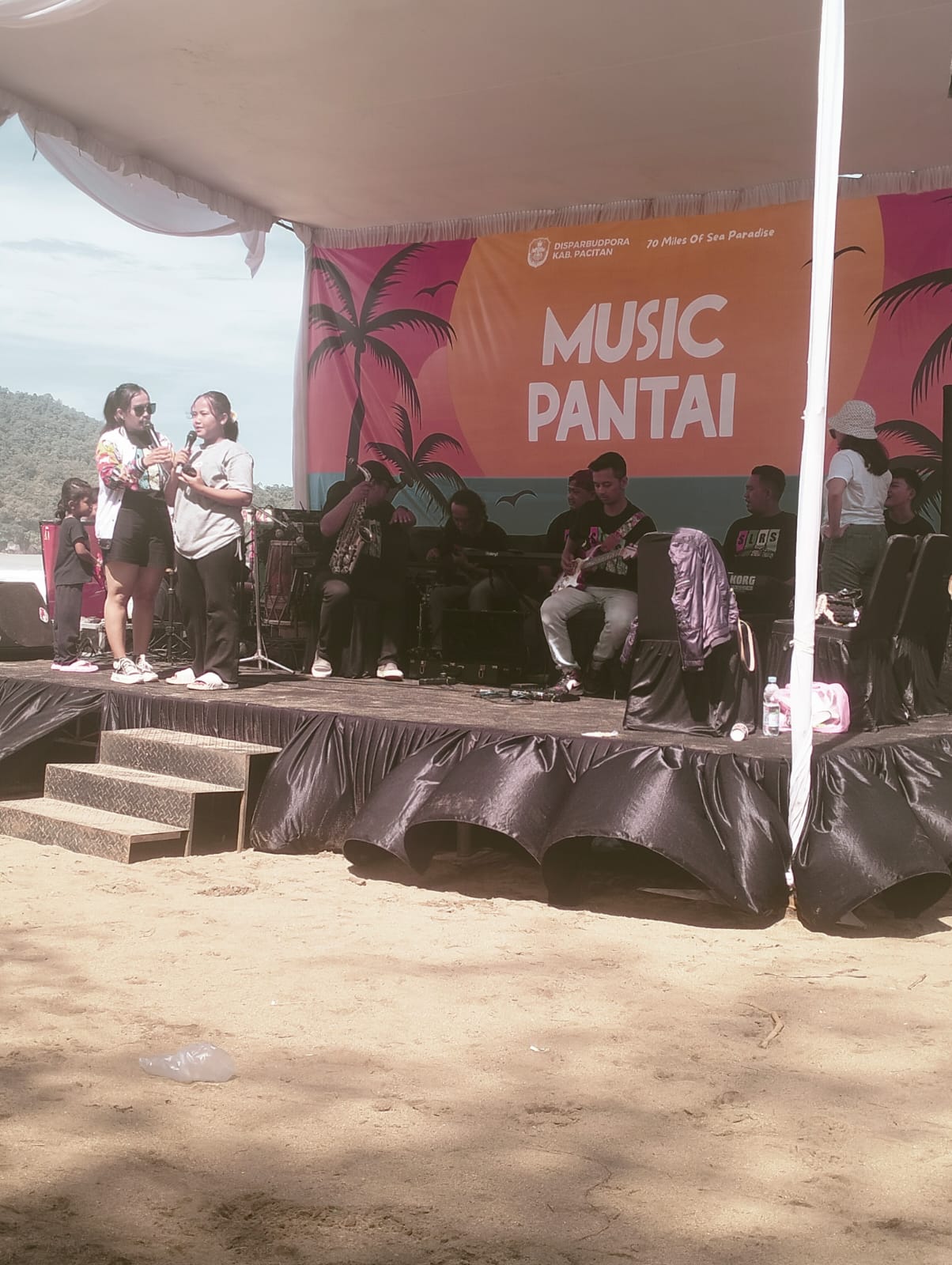 Live musik yang digelar di Pantai Pancer Door Pacitan. 