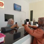 Kegiatan pencairan BSU di salah satu KCP di Pacitan.