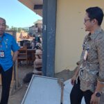 Lurah Aswin (kanan) saat berdiskusi dengan Kepala DPMPTSP Pacitan, T Andi Faliandra.