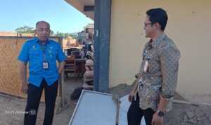 Lurah Aswin (kanan) saat berdiskusi dengan Kepala DPMPTSP Pacitan, T Andi Faliandra.