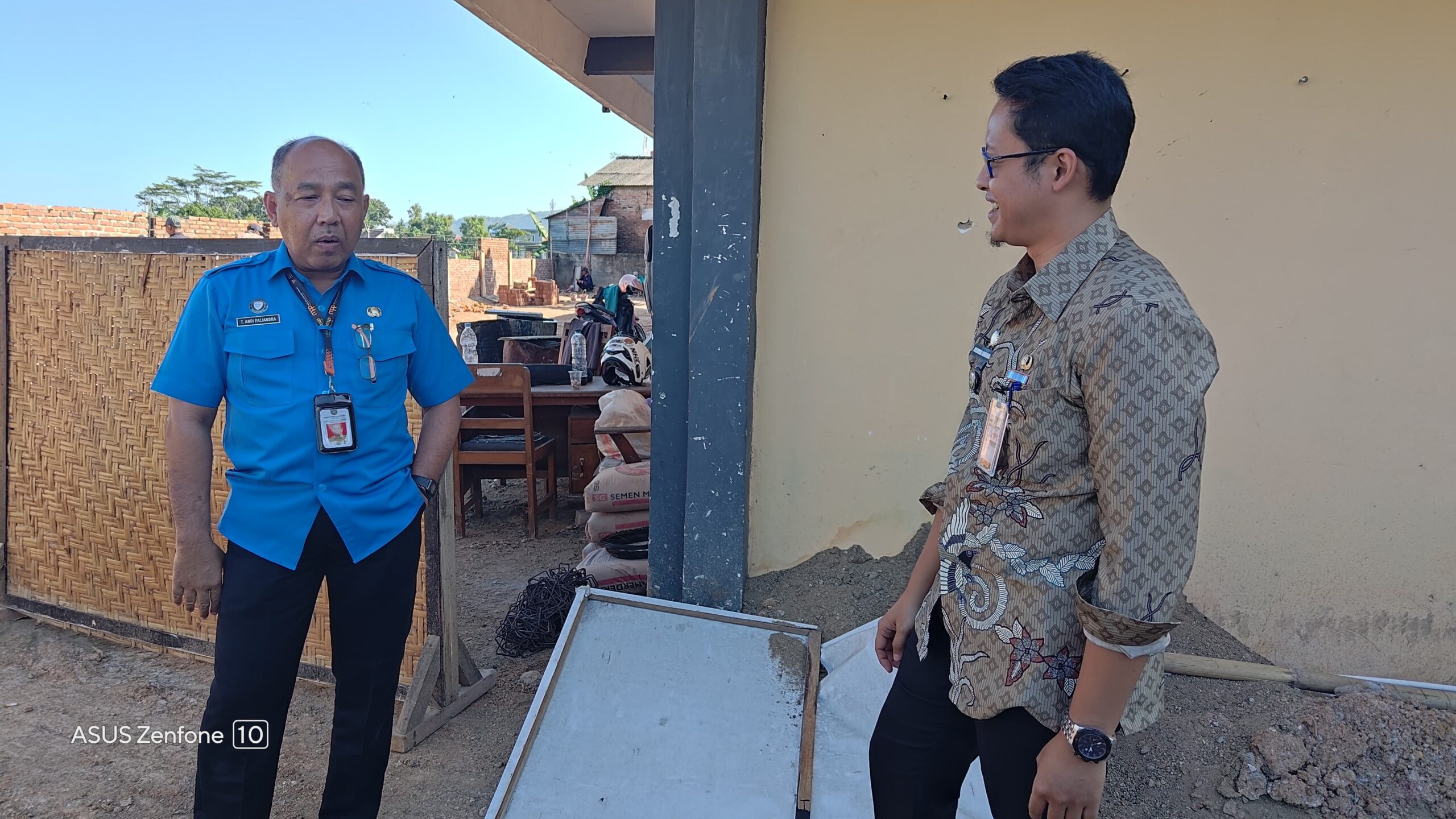 Lurah Aswin (kanan) saat berdiskusi dengan Kepala DPMPTSP Pacitan, T Andi Faliandra.