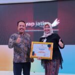 KadisKoperin Pacitan, Prayitno saat menerima piagam penghargaan.