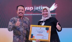 KadisKoperin Pacitan, Prayitno saat menerima piagam penghargaan.