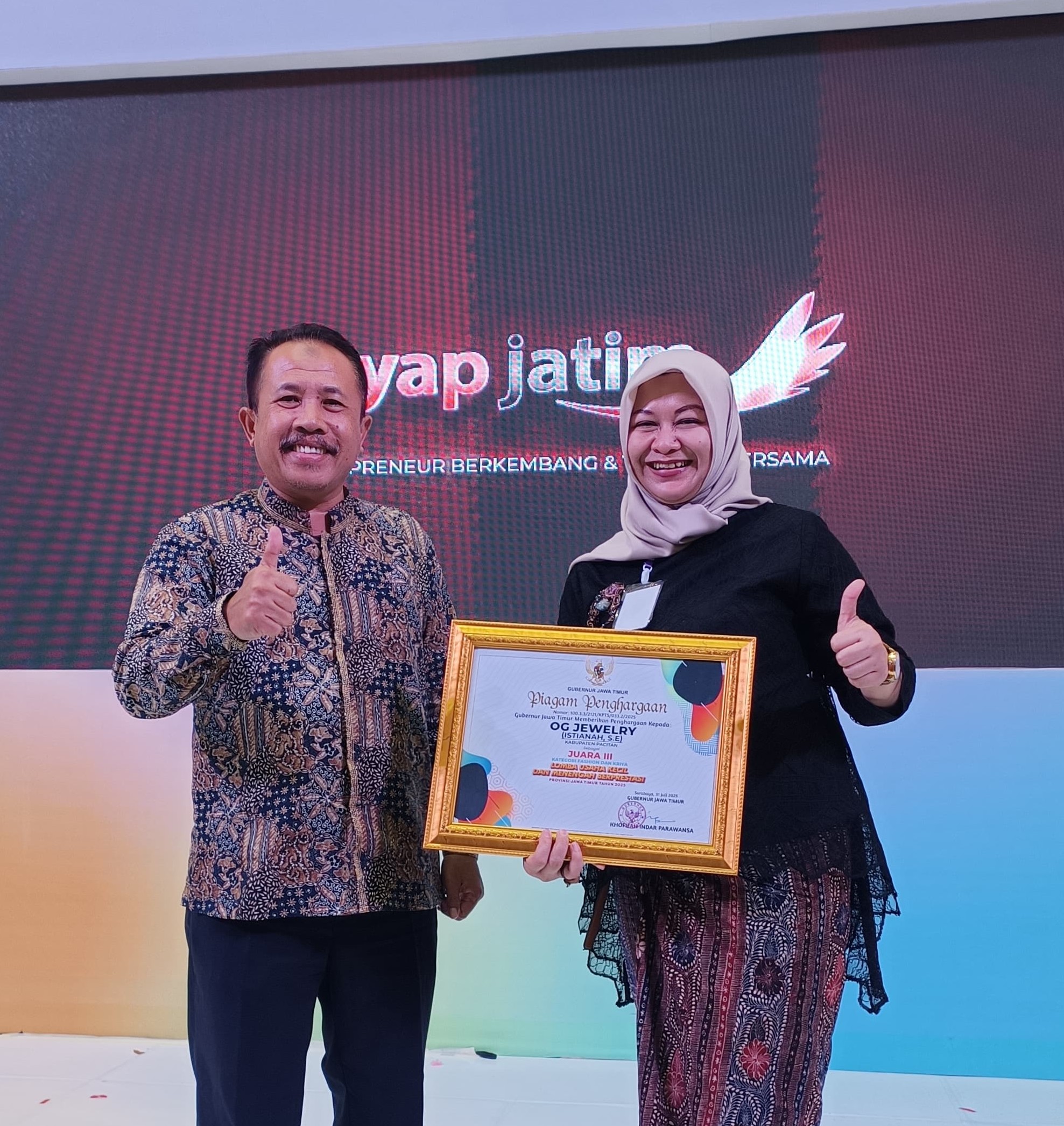 KadisKoperin Pacitan, Prayitno saat menerima piagam penghargaan.