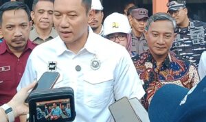 Menteri AHY saat meninjau pembangunan SR di Pacitan.