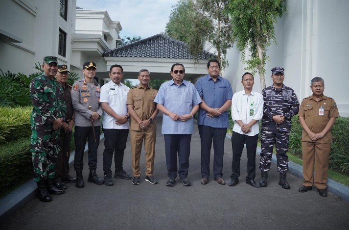 Melepas kepulangan SBY, Wabup Gagarin juga mengenakkan kemeja warna biru. 