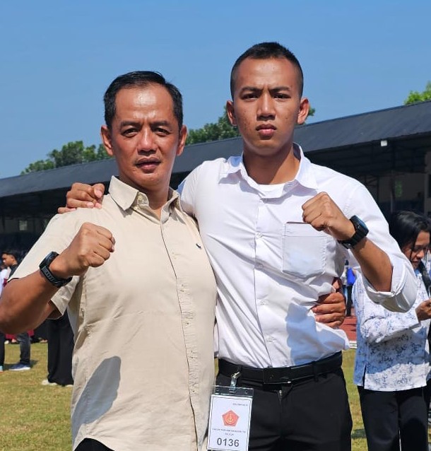 Jalu Handoko (kanan), calon taruna Akmil Matra Laut.