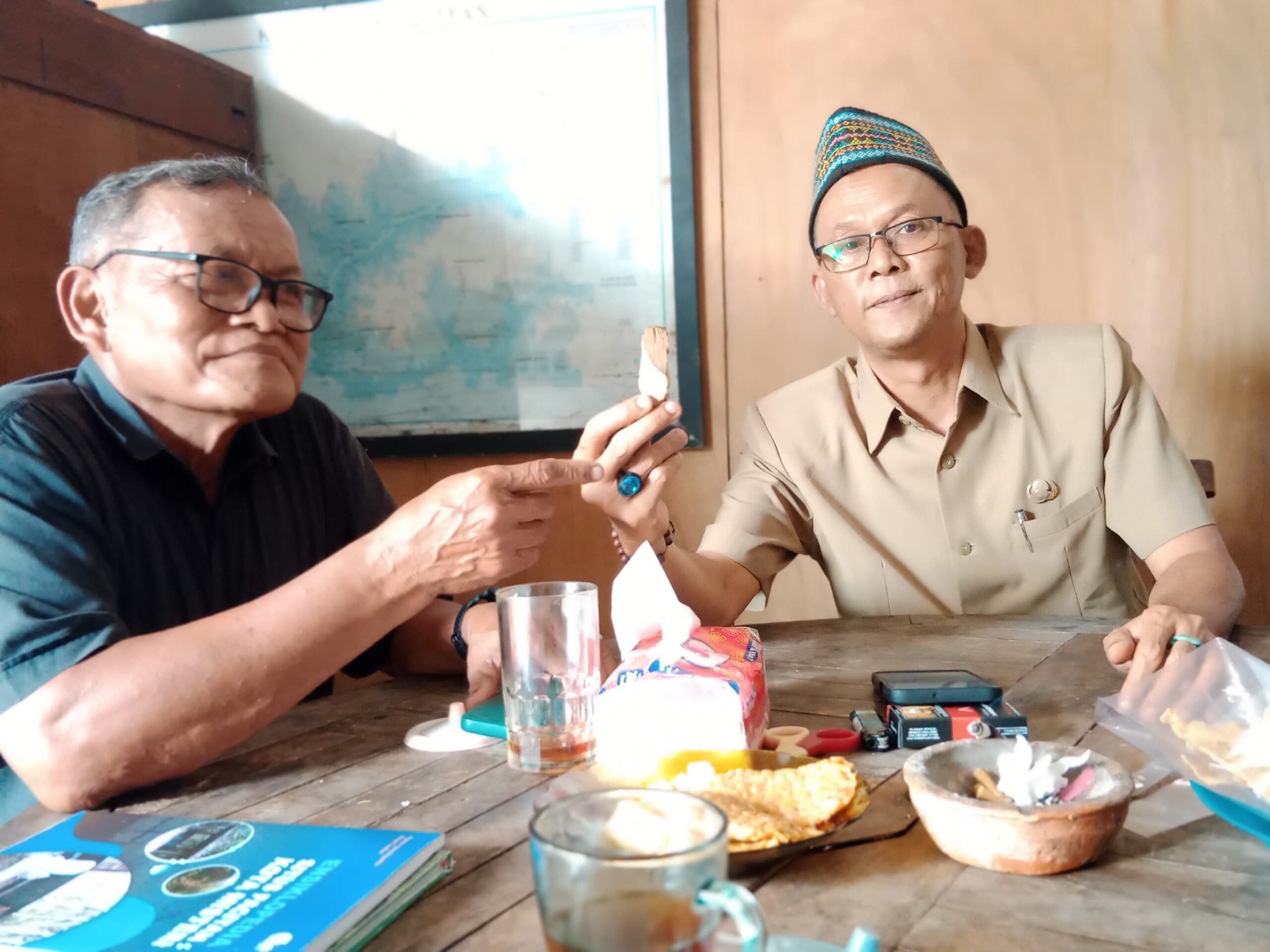 Suratno (kiri) saat ngopi bersama Kadis Perpustakaan Amad Topan.