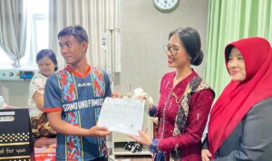Ketua TP PKK Pacitan, Evi Suroningsih Indrata Nur Bayuaji saat menyerahkan piagam ucapan selamat kepada bayi yang lahir pada HUT Kemerdekaan RI ke-80 di RSUD dr Darsono.