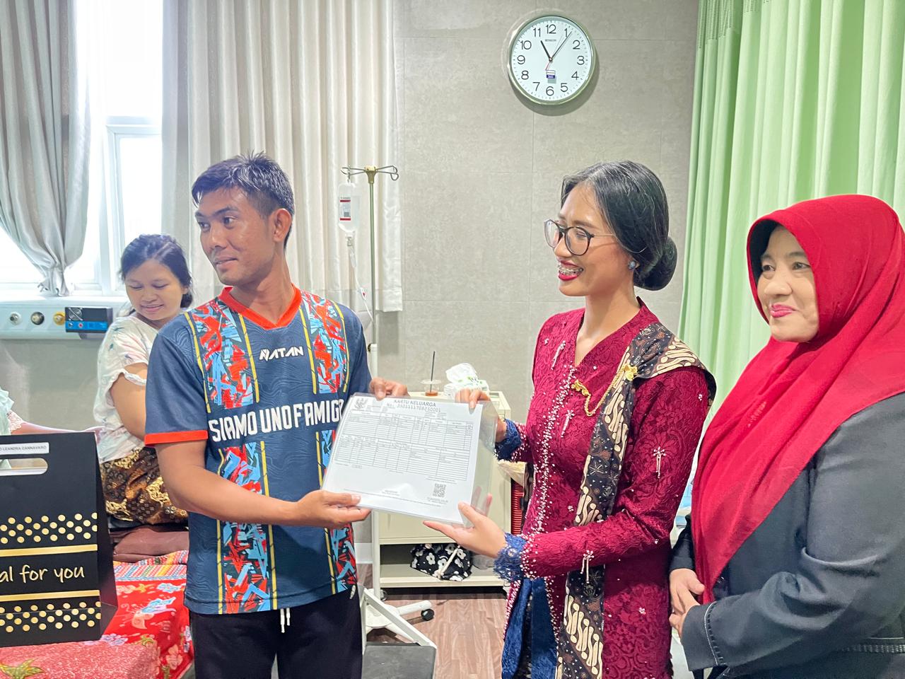 Ketua TP PKK Pacitan, Evi Suroningsih Indrata Nur Bayuaji saat menyerahkan piagam ucapan selamat kepada bayi yang lahir pada HUT Kemerdekaan RI ke-80 di RSUD dr Darsono.