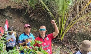 Rudi Handoko saat menyusuri jalan terjal bersama Tim Ekspedisi Merah Putih.