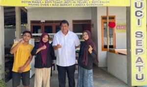 Wabup Gagarin usai santap nasi berkat di kedai hik Wetan Pendopo.