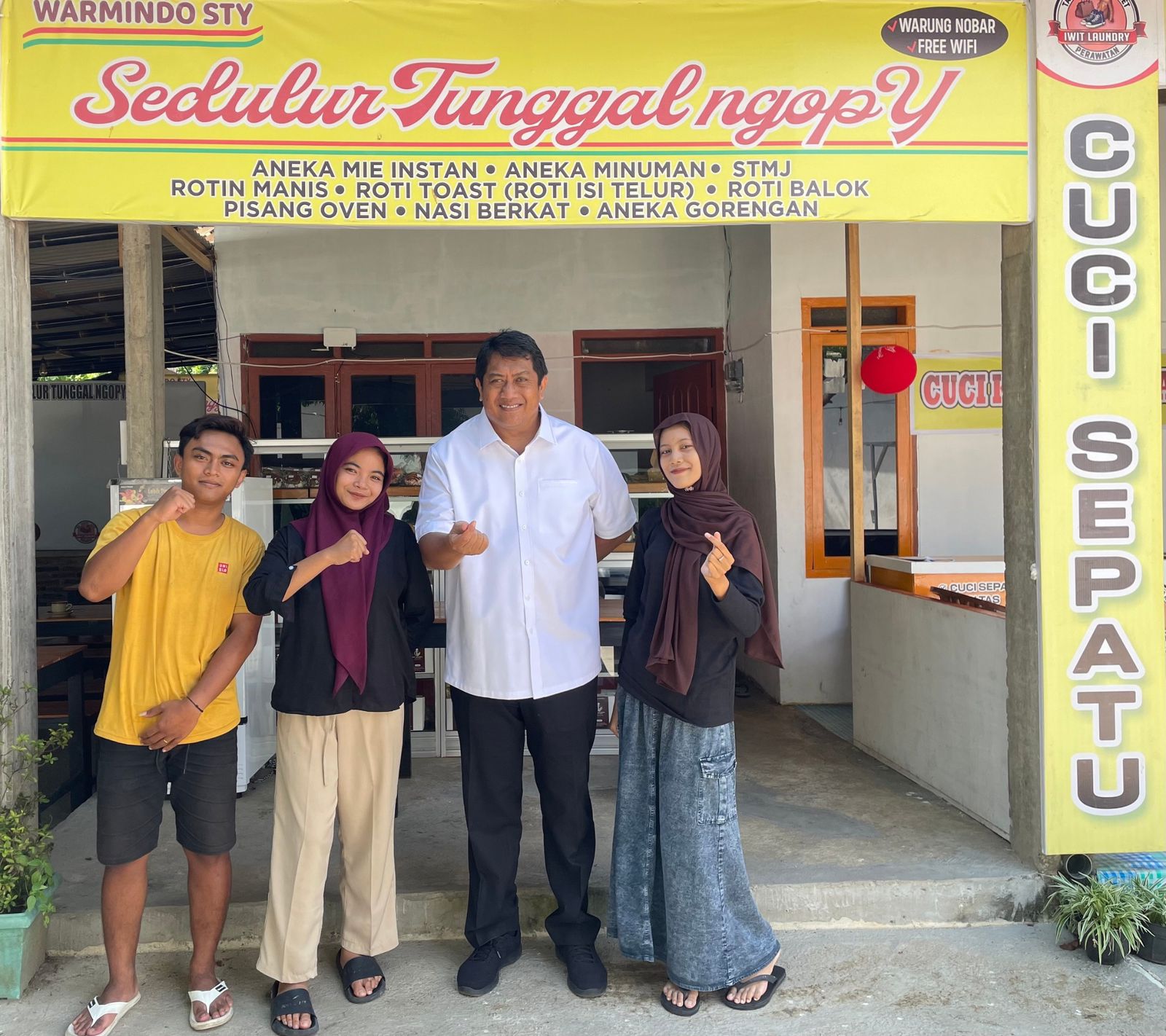 Wabup Gagarin usai santap nasi berkat di kedai hik Wetan Pendopo.