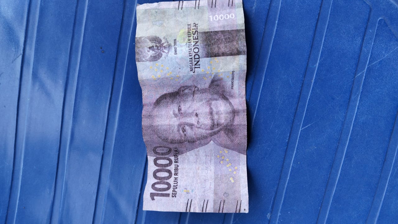 Uang pecahan 10.000 yang diduga palsu.