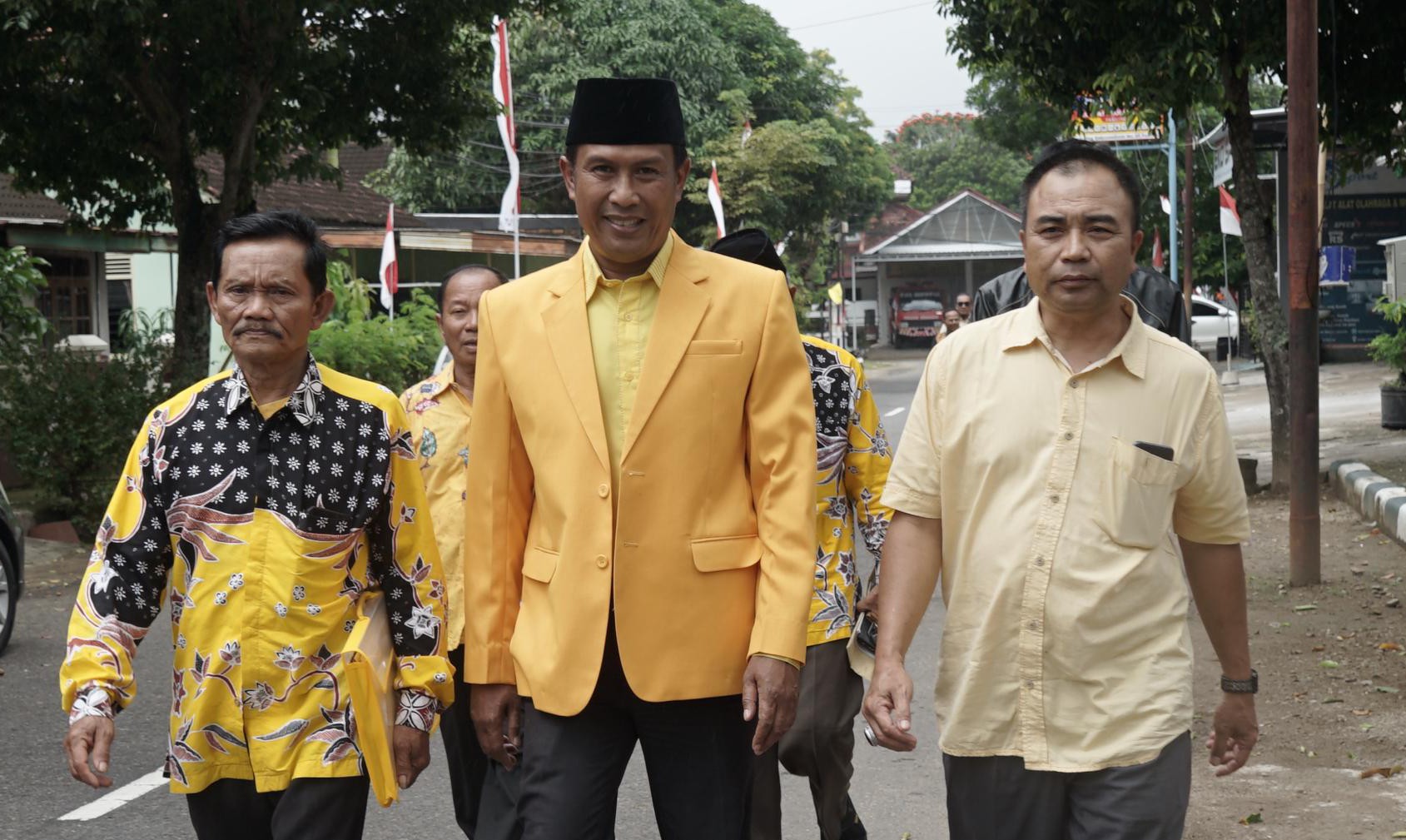 Lancur Susanto saat mendatangi panitia pendaftaran calon Ketua DPD Golkar Pacitan.